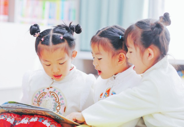 在“世界讀書日”來(lái)臨之際，高臺(tái)縣第四幼兒園孩子在參加“共讀一本書”活動(dòng).jpg