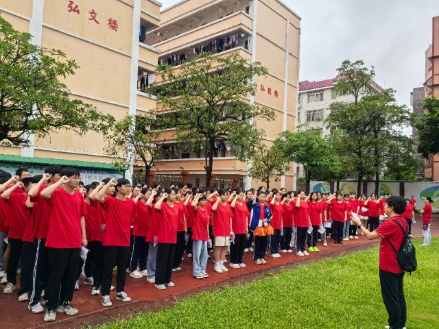 6月7日上午，2024年高考語文開考前，玉林市福綿高級中學學生整裝待發(fā)，聆聽領隊老師講話。（李紅梅）.jpg