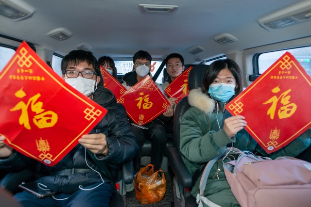 乘車(chē)學(xué)生在旅途中 夏煜翔攝.jpg