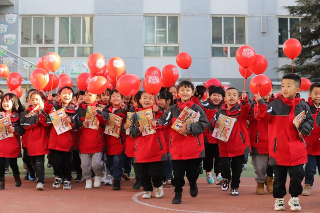 01——2月19日，甘肅省平?jīng)鍪嗅轻紖^(qū)西大街小學(xué)教育集團(tuán)，學(xué)生們領(lǐng)取到新課本后在校園里高興地奔跑。.JPG