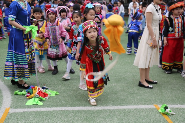 南寧市星湖小學一、二年級的學生開展了壯族競技項目“背簍繡球”.JPG