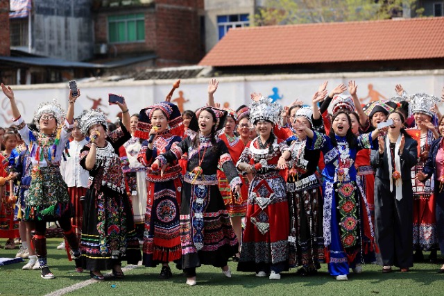 圖1：4月9日，在廣西柳州市融安縣實(shí)驗(yàn)小學(xué)校園，師生們在進(jìn)行山歌對唱。（譚凱興 攝）.JPG