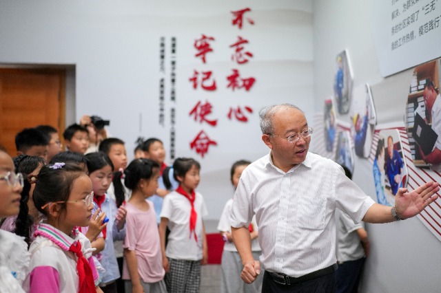 學(xué)生們與“時(shí)代楷?！卞X(qián)海軍互動(dòng) 慈溪市學(xué)生成長(zhǎng)指導(dǎo)中心供圖.jpg