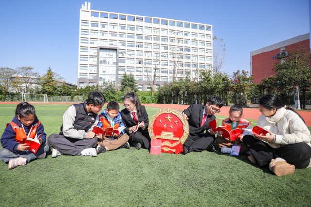 寧波財經(jīng)學院大學生和小學生共上一堂沉浸式法治教育課 徐凱陽 攝.jpg